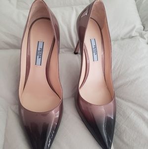 Nice heels tha color its black and rose gold very